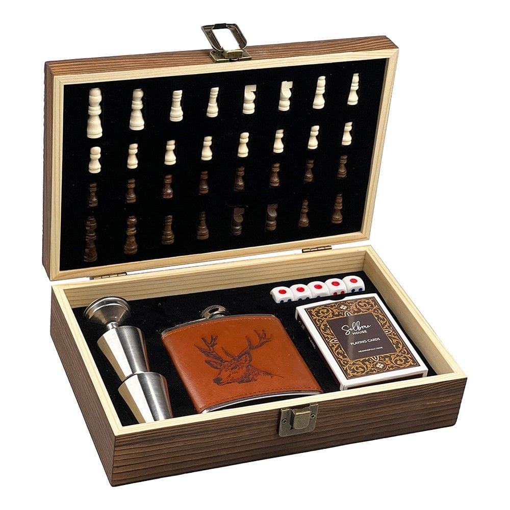 In this photo Stag Hip Flask Game Set – For Classic Games and a Fine Dram Mood4whisky