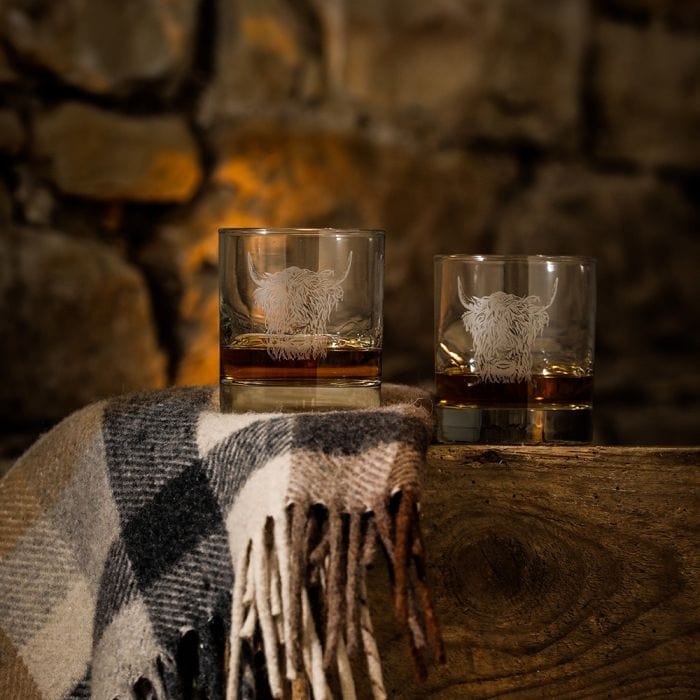 In this photo Whisky Glass Engraved Highland Cow 2 Pieces - Just Slate Company Scotland Mood4whisky