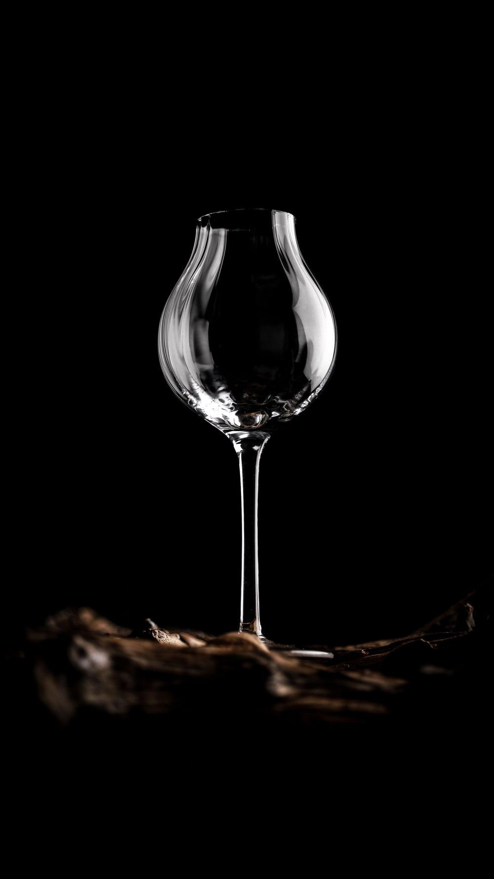 In this photo Whisky Glass G600 – 200 ml – Hand-Blown – Amber Glass Mood4whisky