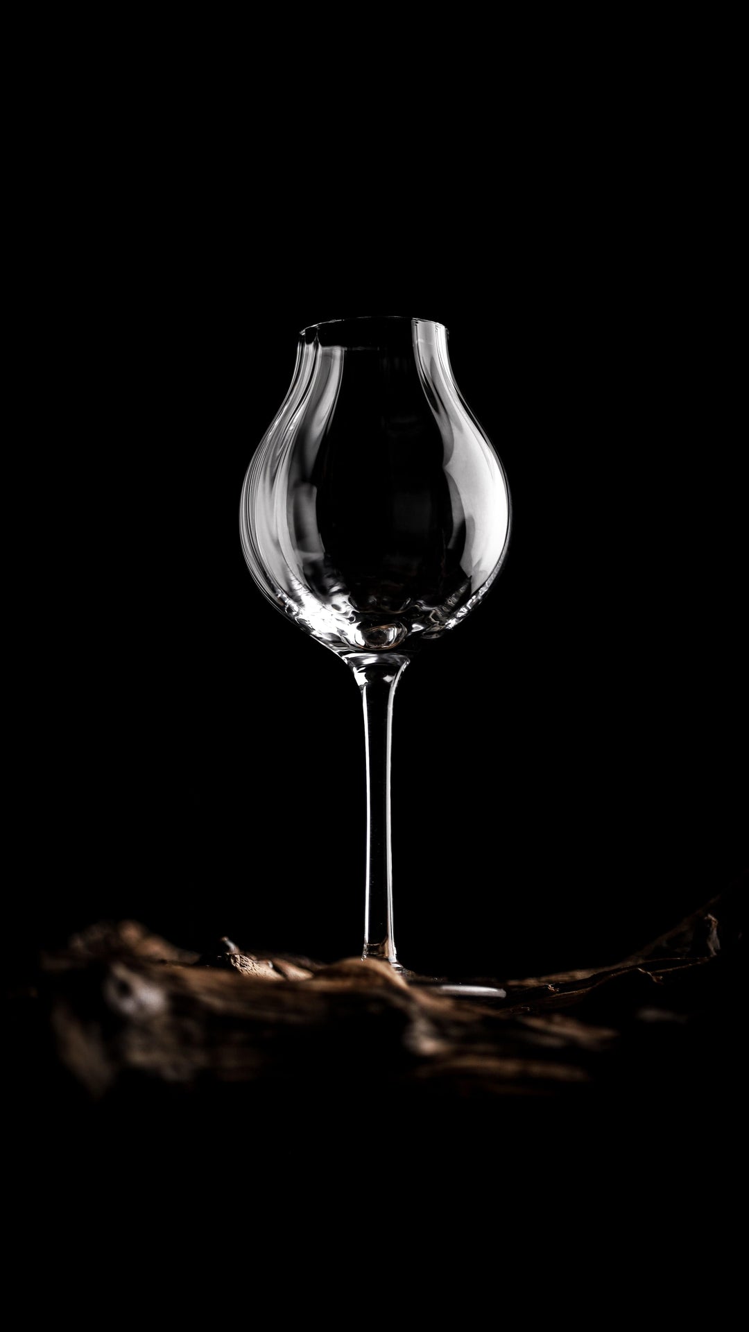 In this photo Whisky Glass G600 – 200 ml – Hand-Blown – Amber Glass Mood4whisky
