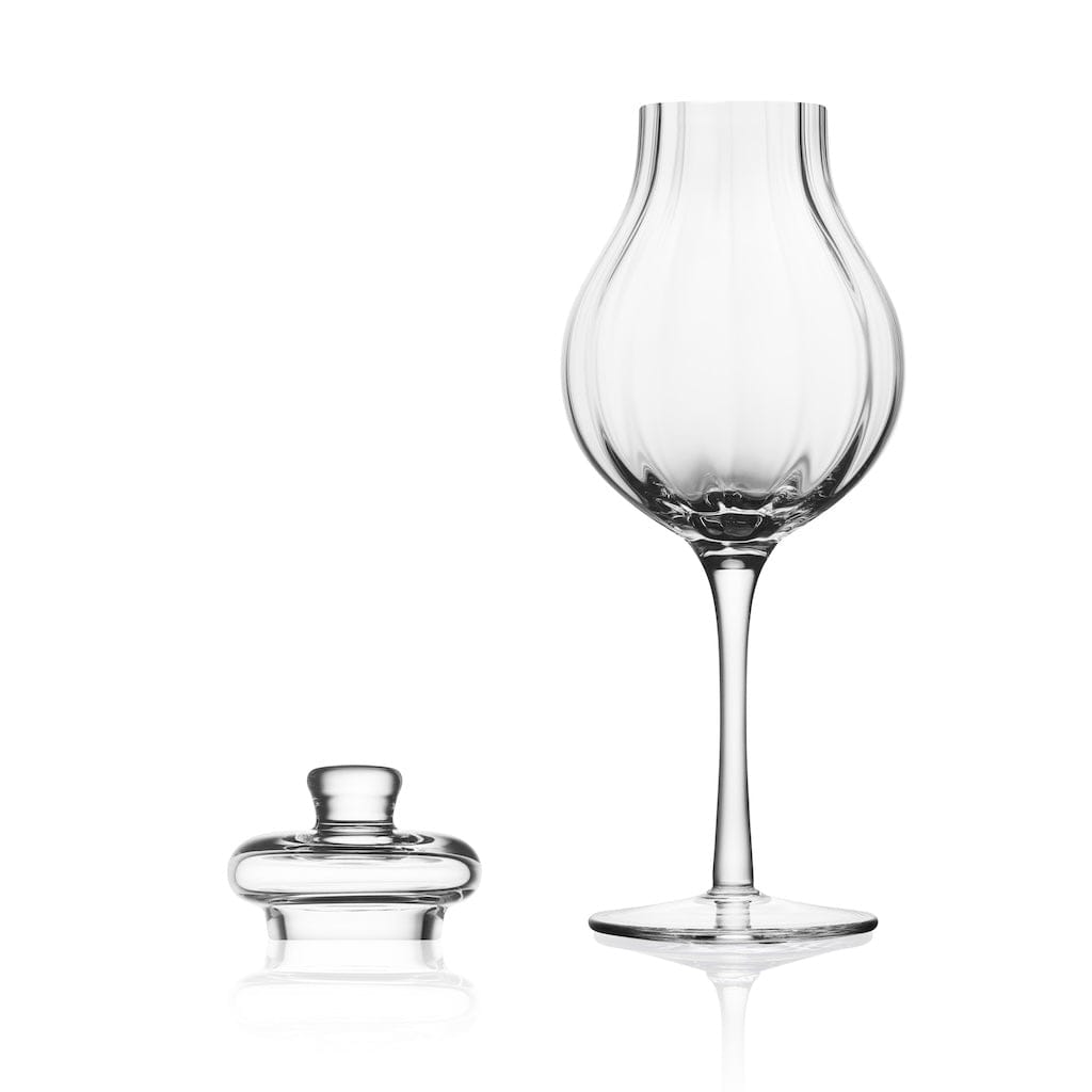 In this photo Whisky Glass G610 – 200 ml – with Lid – Hand-Blown – Amber Glass Mood4whisky