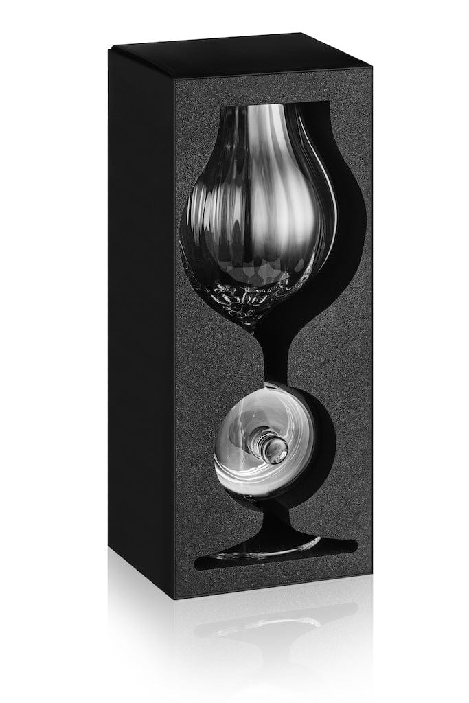 In this photo Whisky Glass G610 – 200 ml – with Lid – Hand-Blown – Amber Glass Mood4whisky