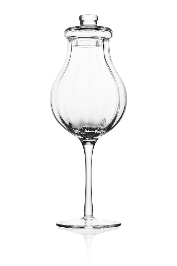 In this photo Whisky Glass G610 – 200 ml – with Lid – Hand-Blown – Amber Glass Mood4whisky