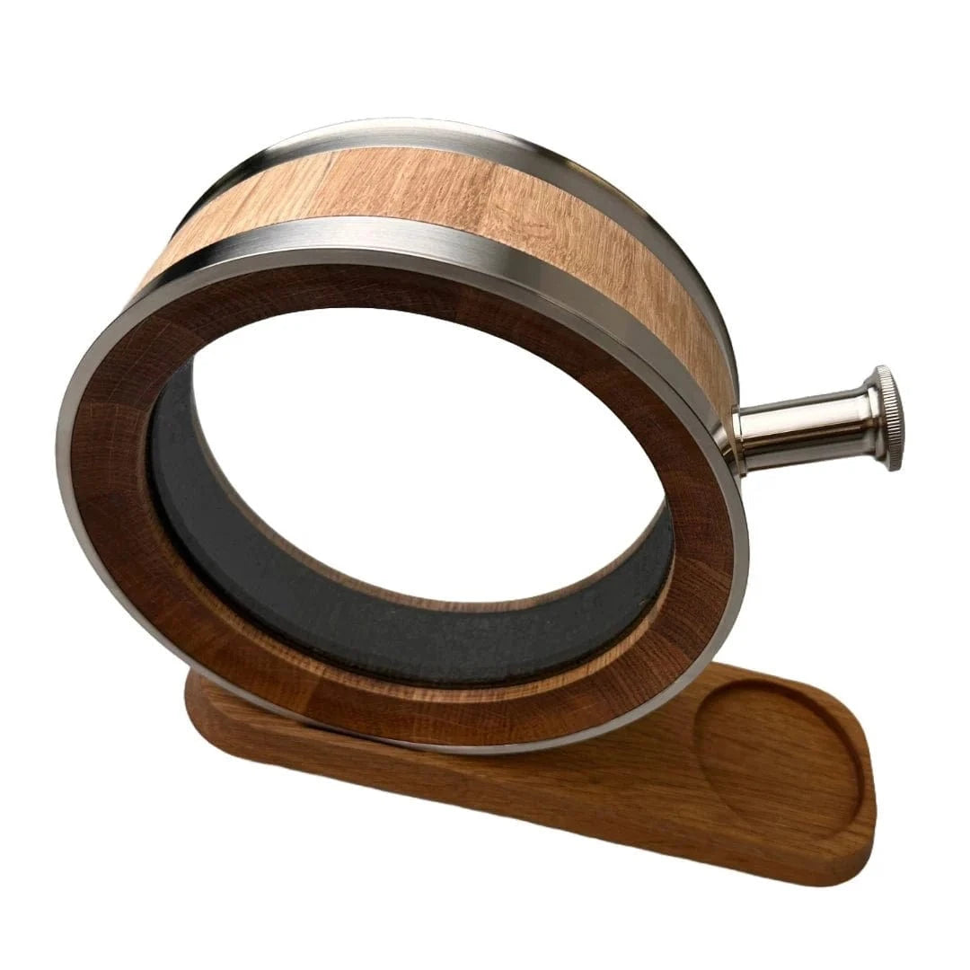 In this photo 55&46° North – Decanter – Charred Oak – 700 ml – Glass Sides MoodCompanyNL