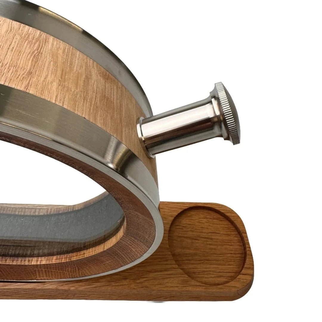 In this photo 55&46° North – Decanter – Charred Oak – 700 ml – Glass Sides MoodCompanyNL