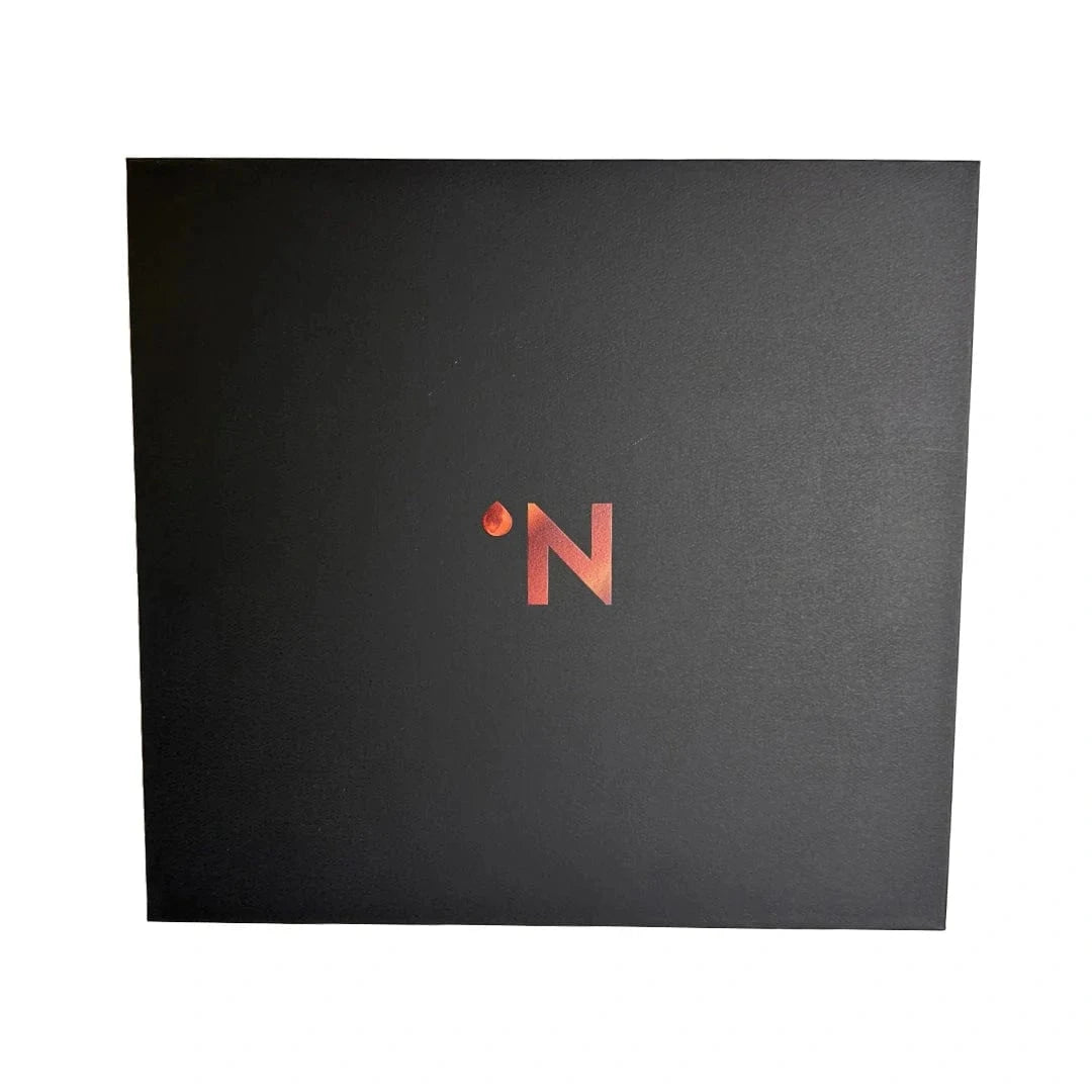 In this photo 55&46° North – Decanter – Charred Oak – 700 ml – Glass Sides MoodCompanyNL