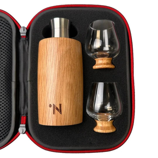 In this photo 55&46° North – Outdoor Set – American Oak – Gift Box MoodCompanyNL
