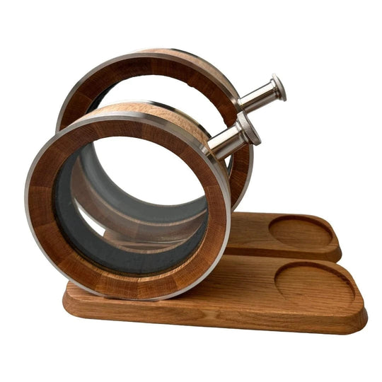 In this photo 55&46° North – Porthole Decanter – Charsed Oak – 500 ml MoodCompanyNL
