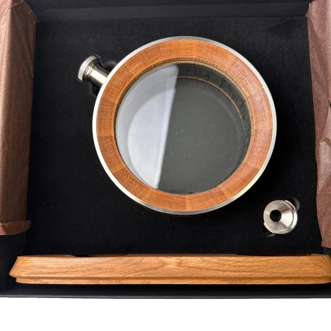 In this photo 55&46° North – Porthole Decanter – Charsed Oak – 500 ml MoodCompanyNL