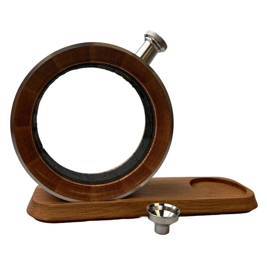 In this photo 55&46° North – Porthole Decanter – Charsed Oak – 500 ml MoodCompanyNL