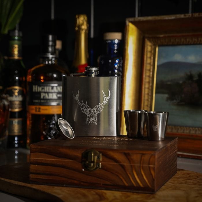 Selbrae House – Hip Flask Set – Metal Engraved – Stag Design - Mood4whisky